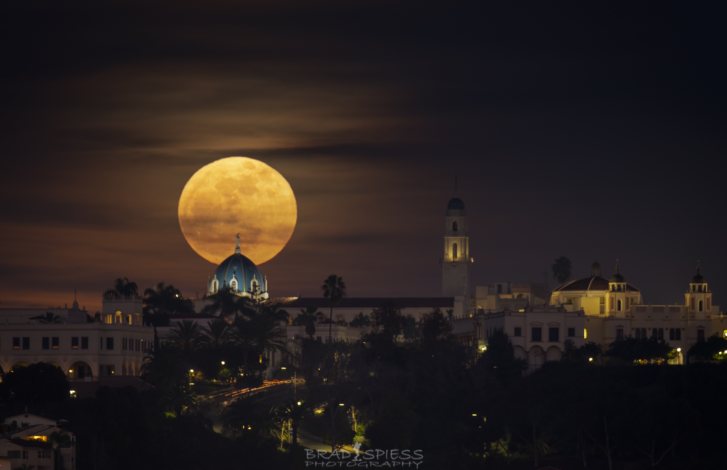 Moonrise shot at 600 mm